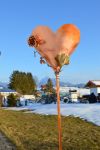 Das Herz mißt oben 38 cm und ist mit einer Rose aus Kupfer und einem Ginkoblatt in Messing Antik dekoriert, zusätzlich wurden noch die Namen eingraviert