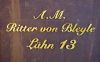 Schriftzug in Messing ausgeschnitten und mit Schrauben befestigt