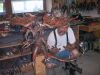 Helmut Zellner mit Drachenskulptur in der Werkstatt