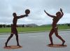 Schattenfiguren rostend, mit gravierten Namen