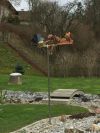 In einem Garten in der Schweiz steht dieses Windradmännle mit dem australischen Motiv als Windsteller