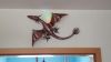 in diesem Hausgang fliegt ein Drache aus Kupfer