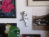 zwischen den Bildern fühlt sich dieser Gecko aus Titanzink sehr wohl