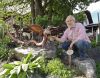 Helmut Zellner mit Drachenskulptur im Kräutergarten