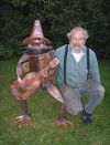 Helmut Zellner mit Froschskulptur