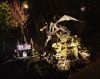 In der Nacht passt der große Lindwurm auf die Ritterburg auf.
