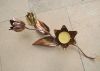 1 Tulpenblüte ist aus Kupfer die andere aus Messing, der Teelichthalter ist auch eine Tulpenblüte