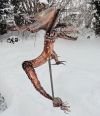 Drachenskulptur aus Kupferblech im Schnee