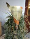 Die Kupfervase wird mit einem gravierten Band aus Messing Antik umwickelt