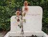 Die schönsten Rosen für das Grab seiner Mama