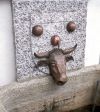 Hopferauer Wappen als Brunnenrückwand