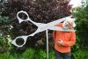 Schere in 6 mm starkem Aluminium an den dünnen Stellen verstärkt, pulverbeschichtet und Name in Klebefolie
