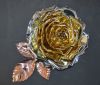 Roseninnenblüte aus Messing, Äusere Blütenblätter aus Titanzink hochglanz poliert, Blatt aus Kupfer mit Aufhänger an der Rückseite